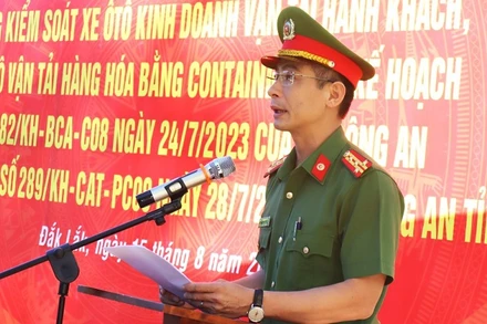Đại tá Trần Bình Hưng, Phó Giám đốc Công an tỉnh Đắk Lắk phát biểu giao nhiệm vụ tại lễ ra quân.
