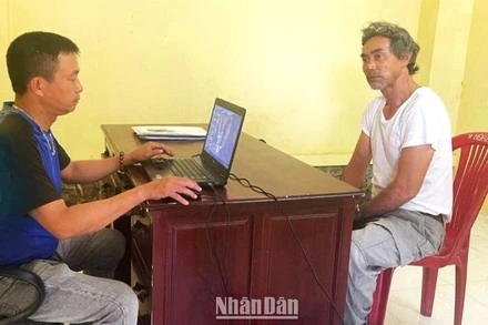 Đối tượng Võ Tấn Thanh Sơn được dẫn giải về Công an thị xã Buôn Hồ.