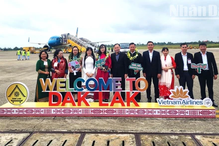 Lãnh đạo Sở Văn hóa, Thể thao và Du lịch tỉnh Đắk Lắk đón vị khách du lịch thứ 1,5 triệu và đoàn khách du lịch đầu tiên đến tỉnh Đắk Lắk nhân dịp Tết Dương lịch năm 2025 tại Cảng hàng không Buôn Ma Thuột.