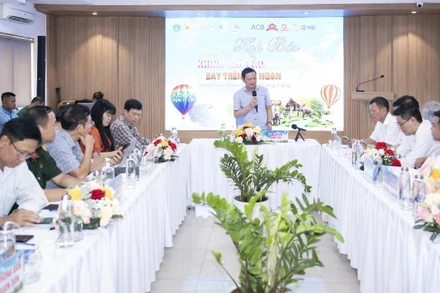 Chủ tịch Ủy ban nhân dân huyện Buôn Đôn Phạm Trung Nghĩa phát biểu tại buổi họp báo.