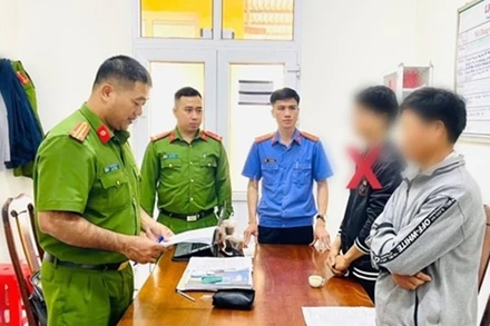 Cơ quan Cảnh sát điều tra Công an huyện Ea H'leo tống đạt quyết định khởi tố bị can, thi hành lệnh bắt tạm giam đối với Nguyễn Quốc Huy về hành vi "Hủy hoại rừng". (Ảnh: Công an tỉnh Đắk Lắk)