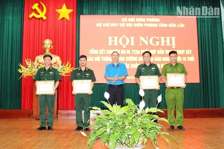 Phó Chủ tịch Ủy ban nhân dân tỉnh Đắk Lắk Võ Văn Cảnh tặng Bằng khen của Ủy ban nhân dân tỉnh cho các tập thể, cá nhân có thành tích xuất sắc trong chuyên án.