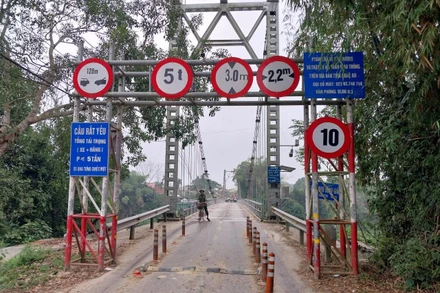 Sau gần 40 năm khai thác, cầu treo Sông Giăng ở huyện Thanh Chương bị xuống cấp nghiêm trọng. (Ảnh: Điền Bắc)