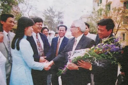 Giảng viên, sinh viên ĐHQG Hà Nội tặng hoa Thủ tướng Võ Văn Kiệt (năm 1997). (Ảnh: congan.com.vn) 