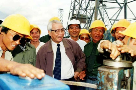 Thủ tướng Võ Văn Kiệt trên công trường đường dây 500KV Bắc-Nam. (Ảnh: Minh Đạo)