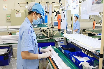 Sản xuất linh kiện điện tử tại Công ty TNHH Rhythm Precision Việt Nam, Khu công nghiệp Nội Bài (Hà Nội). (Ảnh MINH HÀ)