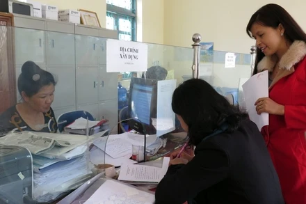 Công chức xã Thanh Xương hướng dẫn người dân hoàn thiện thủ tục hành chính.