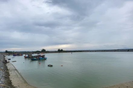 Khu neo đậu tránh trú bão Cửa Hội-Xuân Phổ được đầu tư hơn 170 tỷ đồng chưa phát huy được hiệu quả sử dụng do luồng lạch bị bồi lắng.