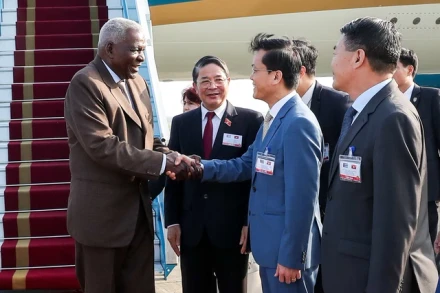 Phó Chủ tịch Quốc hội Nguyễn Đức Hải, Thứ trưởng Bộ Ngoại giao Hà Kim Ngọc cùng nhiều quan chức hai nước đón Chủ tịch Quốc hội Esteban Lazo Hernandez tại Sân bay quốc tế Nội Bài. (Ảnh: TTXVN)