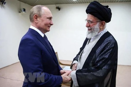 Lãnh đạo tối cao Iran Ali Khamenei (phải) và Tổng thống Nga Vladimir Putin trong cuộc gặp ở Tehran, Iran, ngày 19/7/2022. (Ảnh: AFP/TTXVN)