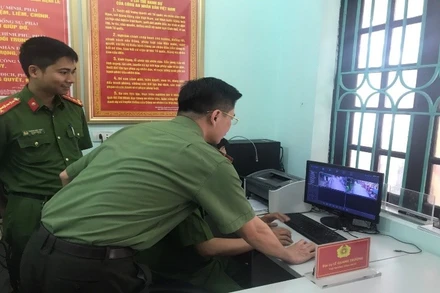 Công an huyện Ứng Hòa kiểm tra dữ liệu từ hệ thống camera giám sát an ninh trật tự. (Ảnh Công an thành phố Hà Nội) 