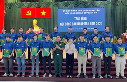 Đại diện Ban Chỉ huy quân sự quận Bình Tân (Thành phố Hồ Chí Minh) trao lệnh gọi nhập ngũ cho công dân lên đường nhập ngũ năm 2025. (Ảnh NGUYỄN HÙNG)
