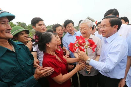 Tổng Bí thư Nguyễn Phú Trọng với nhân dân thôn Tân Văn, xã Tượng Sơn, huyện Thạnh Hà, tỉnh Hà Tĩnh. (Ảnh: TTXVN)