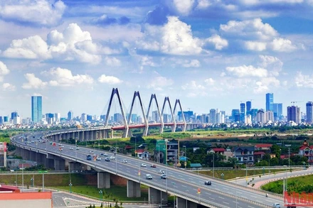 Cầu Nhật Tân kết nối trung tâm Hà Nội với sân bay quốc tế Nội Bài và các tỉnh Tây Bắc. (Ảnh: DUY LINH)