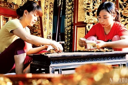 Nghệ nhân làng nghề sơn mài Hạ Thái (Thường Tín, Hà Nội) chế tác sản phẩm thủ công mỹ nghệ. 