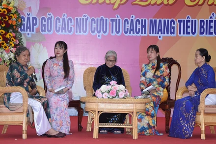  lưu với nữ cựu tù cách mạng tiêu biểu và nữ đảng viên nhiều năm tuổi Đảng trên địa bàn tỉnh Tiền Giang. 