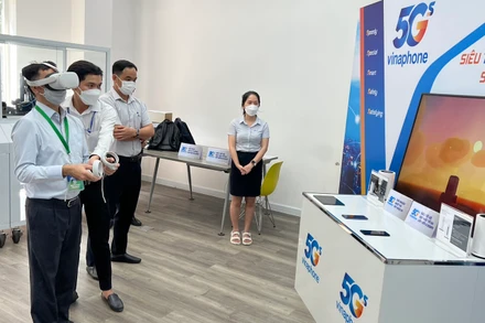 Khách hàng trải nghiệm các ứng dụng 5G của nhà mạng Vinaphone.