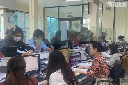 Công chức huyện Cẩm Xuyên (Hà Tĩnh) giải quyết thủ tục hành chính cho người dân và doanh nghiệp.