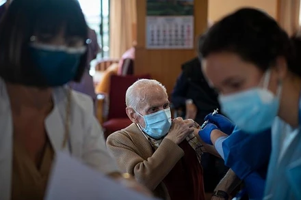 Tiêm vaccine cho người cao tuổi ở châu Âu.(Ảnh: AP)