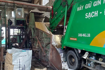 Thuốc lá nhập lậu được đưa vào ép hủy. (Ảnh Cục Quản lý thị trường TP Hồ Chí Minh).