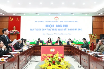 Ủy ban Mặt trận Tổ quốc Việt Nam thành phố Hà Nội tổ chức hội nghị lấy ý kiến góp ý dự thảo Luật Đất đai (sửa đổi). (Ảnh: /mttqhanoi.org.vn)