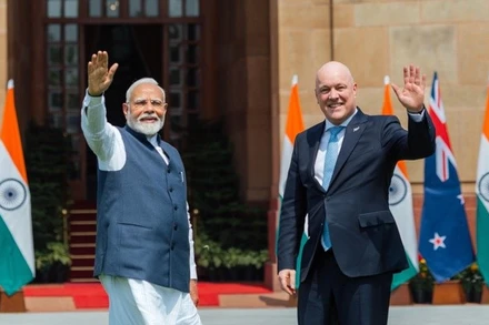 Thủ tướng Ấn Độ Narendra Modi và người đồng cấp New Zealand Christopher Luxon chào báo chí trước khi vào hội đàm ngày 17/3. Ảnh: Interest.co.nz