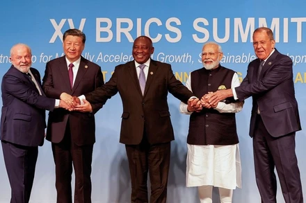 Tổng thống Nam Phi Cyril Ramaphosa, Chủ tịch Trung Quốc Tập Cận Bình, Thủ tướng Ấn Ðộ Narendra Modi, Tổng thống Brazil Lula da Silva và Bộ trưởng Ngoại giao Nga Sergei Lavrov chụp ảnh kỷ niệm tại Hội nghị thượng đỉnh BRICS 2023, ngày 23/8/2023. (Ảnh: Reuters)