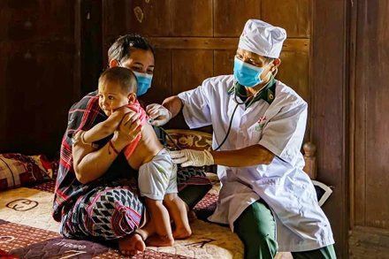 Bác sĩ quân y khám, chữa bệnh cho đồng bào dân tộc thiểu số. (Ảnh: TTXVN)