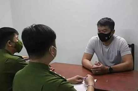 Đối tượng hành hung bác sĩ làm việc tại cơ quan công an. (Ảnh: suckhoedoisong.vn)