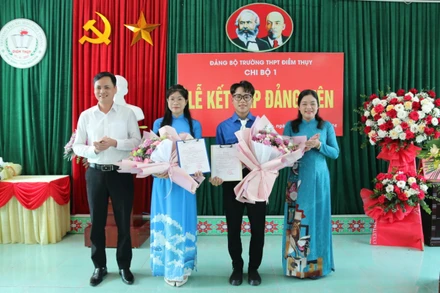 Lãnh đạo huyện Phú Bình chúc mừng 2 đảng viên mới là học sinh Dương Huy Hoàng, lớp 12A2 và Ngô Thị Thanh Vân, lớp 12A1 thuộc Đảng bộ Trường trung học phổ thông Điềm Thụy, huyện Phú Bình được kết nạp Đảng. (Ảnh: thptdiemthuy.thainguyen.edu.vn)