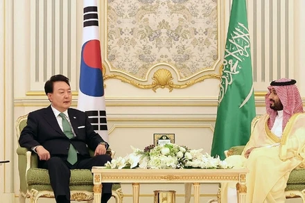 Tổng thống Hàn Quốc Yoon Suk Yeol và Hoàng thái tử, Thủ tướng Saudi Arabia Mohammed bin Salman. (Ảnh: Yonhap/qdnd.vn)