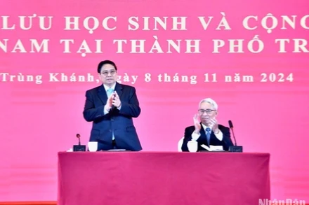 Thủ tướng Phạm Minh Chính gặp gỡ sinh viên, bà con cộng đồng người Việt Nam tại Trùng Khánh, Trung Quốc. (Ảnh: Thanh Giang)