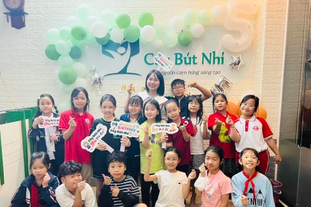 Các em nhỏ tại Câu lạc bộ Cây Bút Nhí.