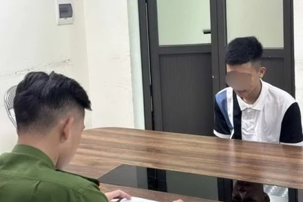 Đối tượng Quang tại cơ quan Công an. (Ảnh: TTXVN)