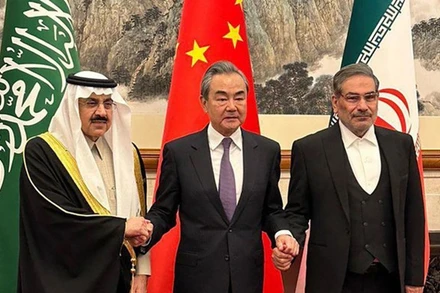 Từ trái sang: Cố vấn an ninh quốc gia Saudi Arabia Musaad bin Mohammed al-Aiban, Chủ nhiệm Văn phòng Ủy ban Công tác Đối ngoại Trung ương Đảng Cộng sản Trung Quốc Vương Nghị và Thư ký Hội đồng An ninh Quốc gia Tối cao Iran Ali Shamkhani. (Ảnh: Reuters/Vietnam+) 
