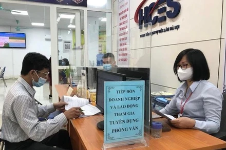 Người lao động tìm hiểu việc làm tại Trung tâm Dịch vụ việc làm Hà Nội. (Ảnh HẠNH LÊ)