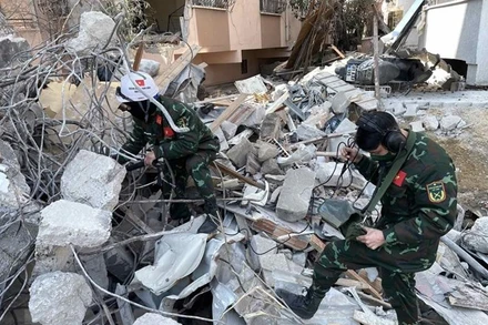 Lực lượng cứu hộ, cứu nạn Quân đội nhân dân Việt Nam bắt đầu tìm kiếm, cứu trợ các nạn nhân trong trận động đất tại tỉnh Hatay, Thổ Nhĩ Kỳ. (Ảnh: Văn Hiếu/TTXVN)