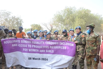 Các bác sĩ "mũ nồi xanh" Bệnh viện dã chiến cấp 2, số 5 của Việt Nam cùng nhân viên các đơn vị gìn giữ hòa bình Liên hợp quốc tại Bentiu, bang Unity, Nam Sudan tham gia tuần hành nhân Ngày Quốc tế Phụ nữ 8/3. (Ảnh Bệnh viện dã chiến cấp 2, số 5 cung cấp).