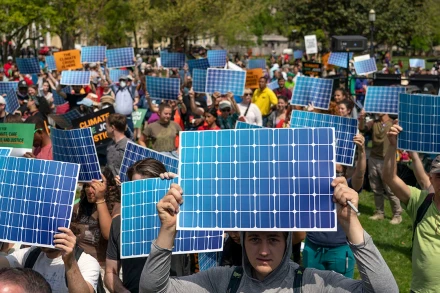 Người dân Mỹ kỷ niệm Ngày Trái đất tại quảng trường Lafayette ở Washington. (Ảnh PEW/AP) 