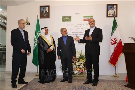 Thứ trưởng Ngoại giao Iran (phải) phát biểu tại lễ mở lại Đại sứ quán Iran ở thủ đô Riyadh, Saudi Arabia ngày 6/6/2023. (Ảnh: THX/TTXVN) 