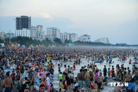 Các bãi biển ở Bắc Trung Bộ thường xuyên quá tải vào mùa hè, nhưng ít khách thời gian còn lại trong năm. Trong ảnh: Đông khách tắm biển tại Sầm Sơn, Thanh Hóa. (Ảnh: TTXVN)