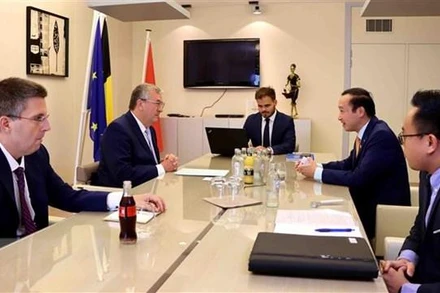 Đại sứ Việt Nam tại Bỉ Nguyễn Văn Thảo trao đổi với Bộ trưởng - Thủ hiến Cộng đồng người Bỉ nói tiếng Pháp (Wallonie-Bruxelles) Pierre-Yves Jeholet. (Ảnh: Hương Giang/TTXVN)