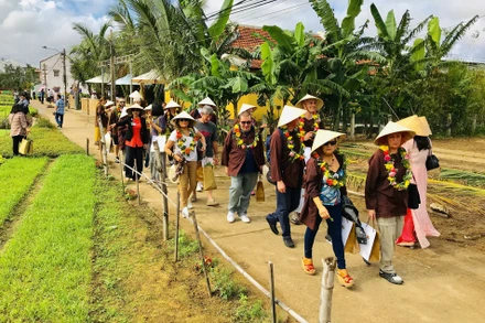Khách du lịch tham quan làng rau Trà Quế, tỉnh Quảng Nam. (Ảnh: H.T)