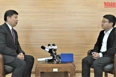 Ông Hứa Lợi Bình (trái) trả lời phỏng vấn của phóng viên Báo Nhân Dân thường trú tại Trung Quốc, tháng 10/2022.