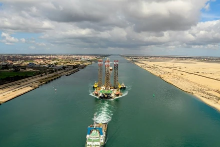 SCA sẵn sàng nối lại hoạt động hàng hải đầy đủ qua kênh đào Suez. (Ảnh VESSELFINDER)