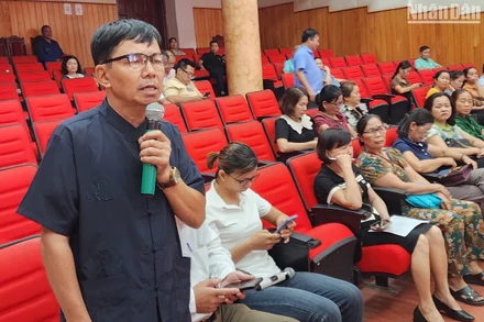 Ông Lương Văn Chựa, Trưởng ban Him Lam 2, phường Him Lam, thành phố Điện Biên Phủ phản ánh khó khăn của người dân khi thực hiện thủ tục chuyển đổi mục đích sử dụng đất.