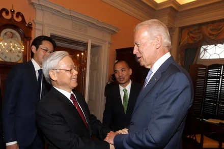 Tổng Bí thư Nguyễn Phú Trọng bắt tay Phó Tổng thống Hoa Kỳ Joe Biden trong chuyến thăm chính thức Hoa Kỳ năm 2015. (Ảnh: TTXVN)