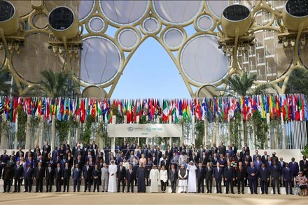 Các đại biểu chụp ảnh chung tại phiên khai mạc Hội nghị lần thứ 28 Các bên tham gia Công ước khung của Liên hợp quốc về biến đổi khí hậu (COP28) tại Dubai, UAE ngày 30/11/2023. Ảnh: THX/TTXVN