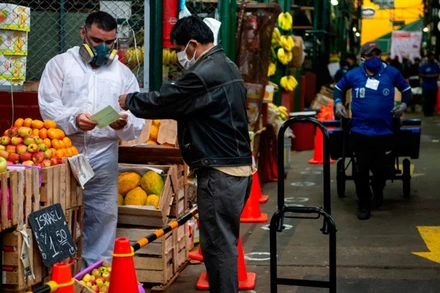  Người dân mua sắm tại một khu chợ ở thủ đô Lima của Peru. (Ảnh: Bloomberg)