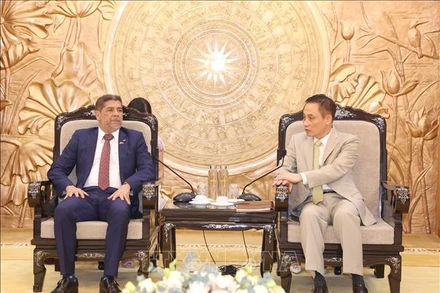 Trưởng Ban Đối ngoại Trung ương Lê Hoài Trung tiếp Bộ trưởng Nông nghiệp Cộng hòa Dominicana Limber Lucas Cruz López. Ảnh: Phương Hoa/TTXVN